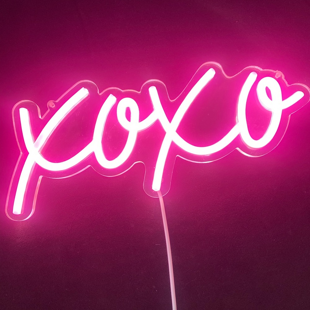 Pink neon XOXO sign
